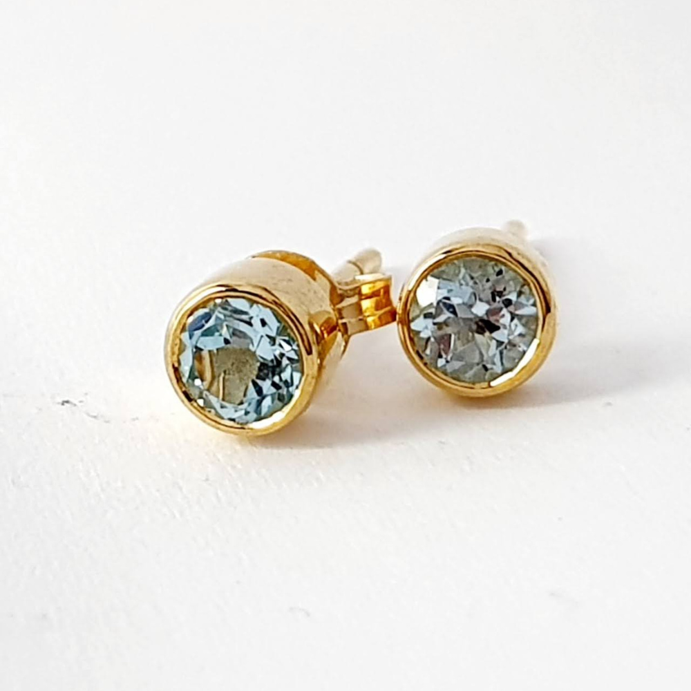 9ct Yellow Gold Rubbed in set Blue Topaz Studs